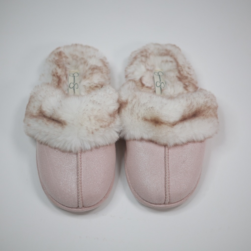 NWOT SLIPPERS SIZE M 7-8